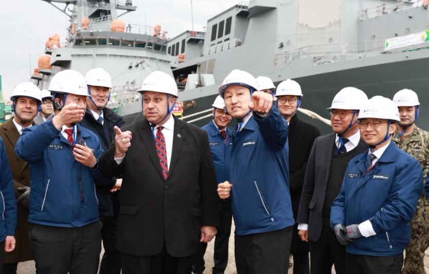 HD현대 정기선 부회장이 카를로스 델 토로 미 해군성 장관에게 HD현대중공업 특수선 야드와 건조 중인 함정을 소개하고 있다. 사진=HD현대
