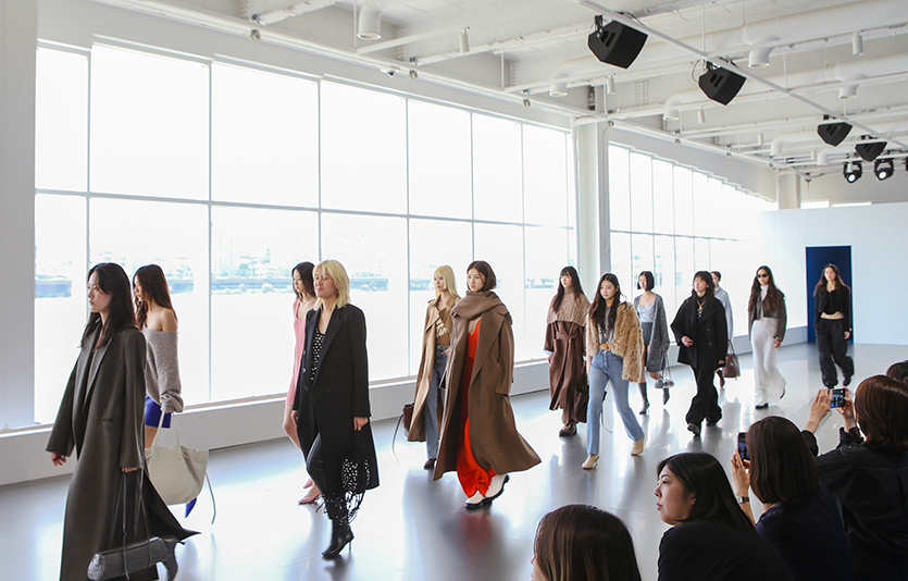 타임 론칭 30주년 패션쇼에서 모델들이 글로벌 타깃 신규 라인 ‘더 타임(THE TIME)’ 의상을 선보이며 런웨이를 걷고 있다. 사진=현대백화점그룹