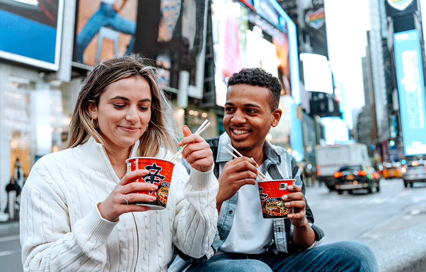 신라면을 즐기는 미국 소비자들. 사진=농심