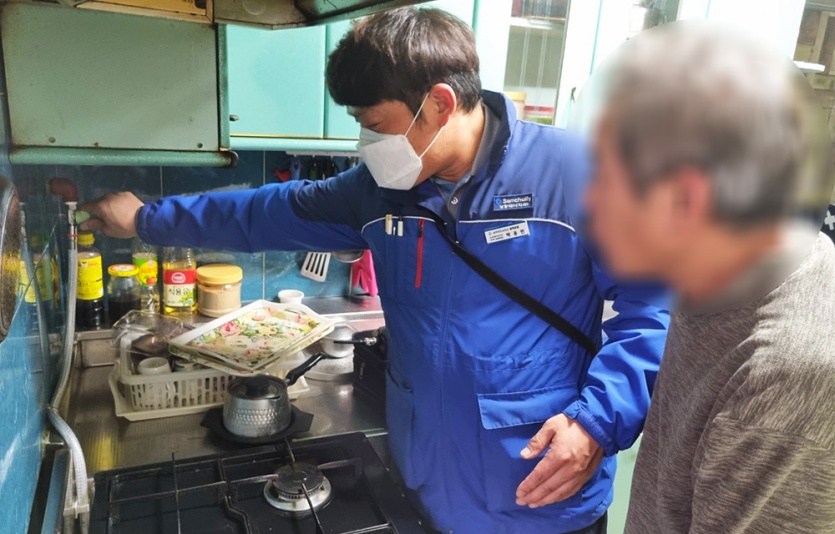 삼천리 고객센터협의회가 에너지 취약계층 세대에 안전강화 가스호스를 설치하고 안전점검을 실시하고 있다. 사진=삼천리