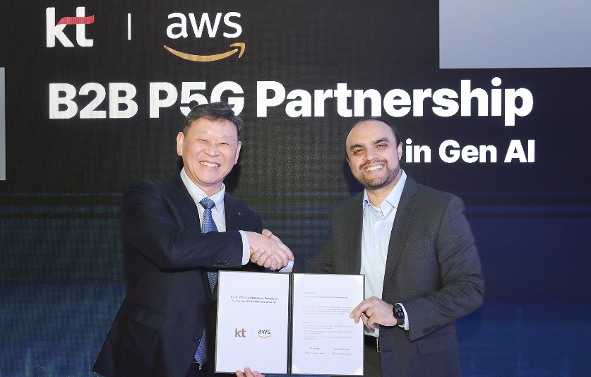 (왼쪽부터) 안창용 KT 엔터프라이즈 부문장(부사장)과 시바스 남비아르 AWS 통신 글로벌 사업 총괄. 사진=KT