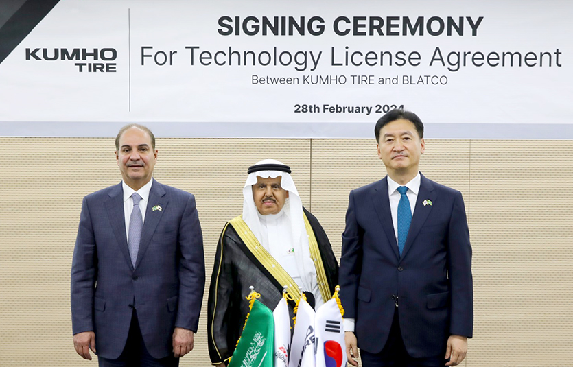 (오른쪽 첫 번째부터) 정일택 금호타이어 대표이사 사장과 압둘라 알와히비 블랏코 회장, 사미 알 사드한 주한 사우디 대사. 사진=금호타이어