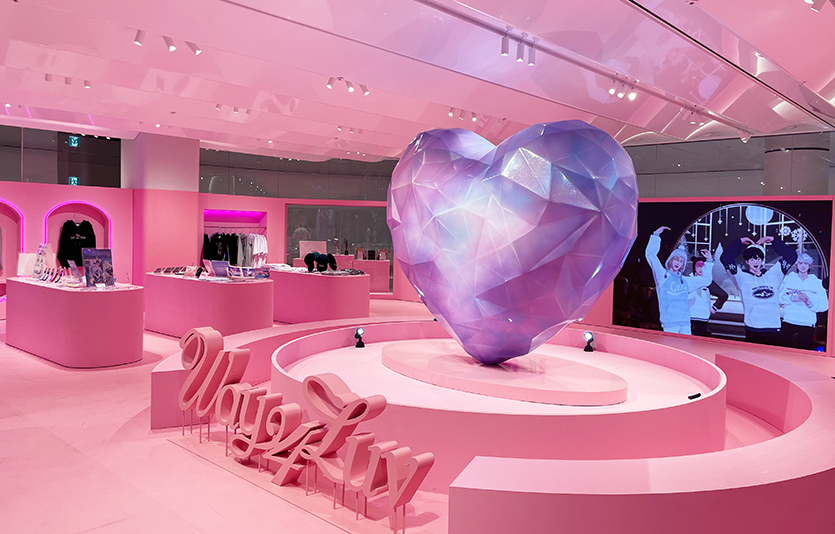 서울 영등포구에 위치한 더현대 서울 5층의 ‘에픽 서울’이 남성 5인조 버츄얼 아이돌 ‘플레이브’ 팝업스토어로 꾸며진 전경. 사진=현대백화점