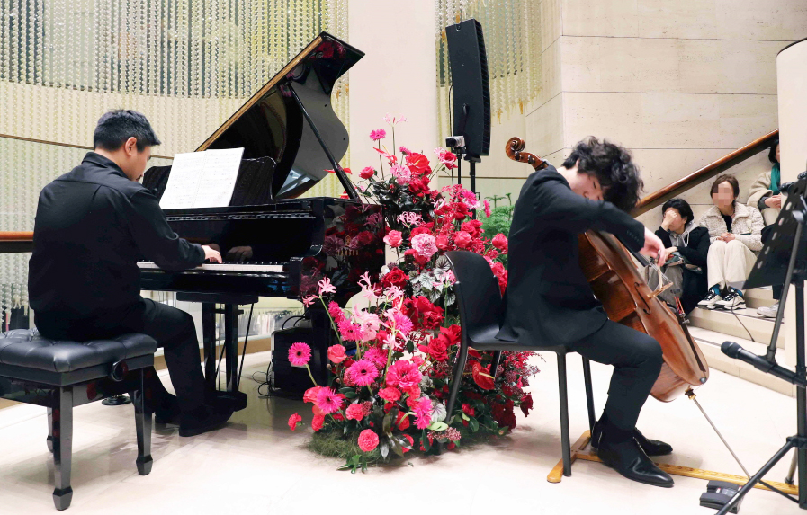 신세계 본점 ‘신세계 스프링 콘서트’를 중 첼리스트 박진우의 무대를 관람하는 고객 모습. 사진=신세계백화점