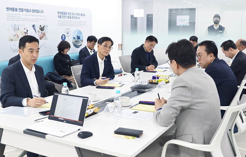 한훈 농림축산식품부 차관은 5일 오후 충북 음성 우리와 펫푸드 생산공장을 방문해 반려동물 연관 산업 육성을 위한 정부 정책을 공유하고 현장 애로사항을 청취했다. 사진=농림축산식품부