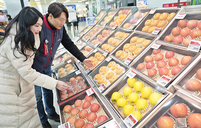 제타플렉스 서울역점 과일 선물세트 매대에서 선물세트를 구매하고 있다. 사진=롯데마트