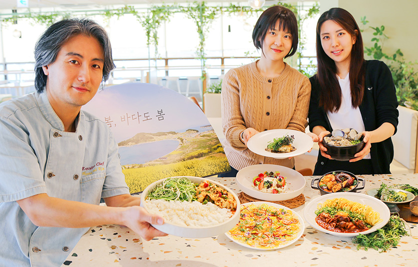 김형석 현대그린푸드 총괄 셰프와 직원들이 봄 신메뉴를 선보이고 있다. 사진=현대그린푸드