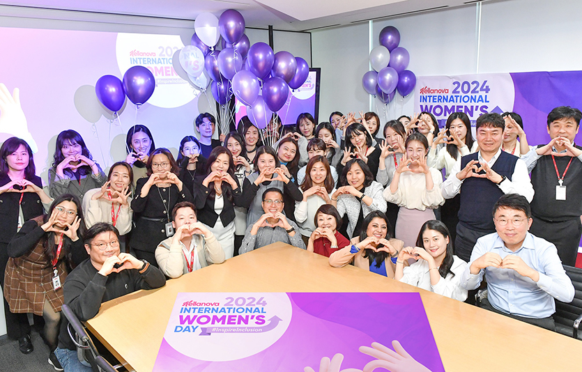 세계 여성의 날 캠페인에 참여하고 있는 농심켈로그 임직원들. 사진=농심켈로그