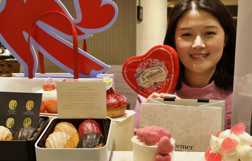 본점 지하 1층 디저트 팝업매장에서 디저트를 들고 있는 고객의 모습. 사진=롯데백화점