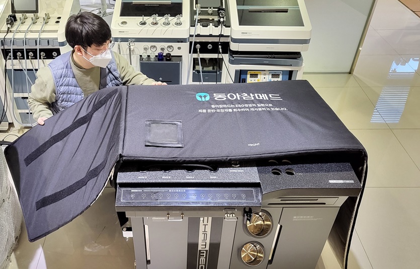 동아참메드 직원이 의료용 진료대를 친환경 의료용 진료대 포장커버로 포장하고 있다. 사진=동아에스티