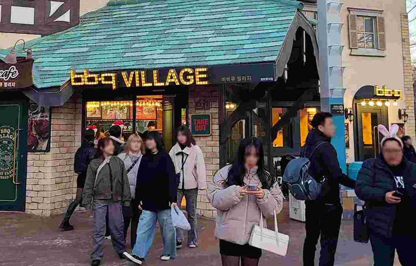 BBQ가 서울 송파구의 랜드마크, 롯데월드 어드벤처 매직아일랜드에 오픈한 잠실롯데월드점을 오픈했다. 사진=제너시스BBQ