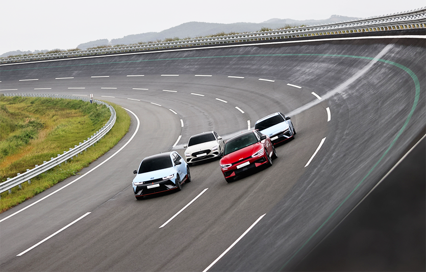 HMG 드라이빙 익스피리언스 센터를 주행하는 현대, 기아, 제네시스 차량. 사진=현대자동차그룹