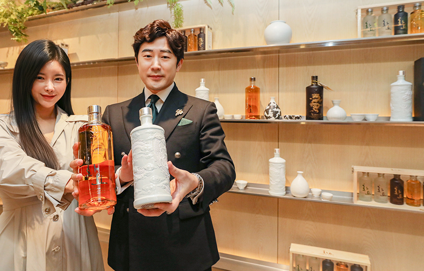 12일 서울 강남구 대백화점 무역센터점 와인웍스 매장에서 직원들이 ‘화요&광주요’ 협업 한정 패키지 상품을 소개하고 있는 모습. 사진=현대백화점