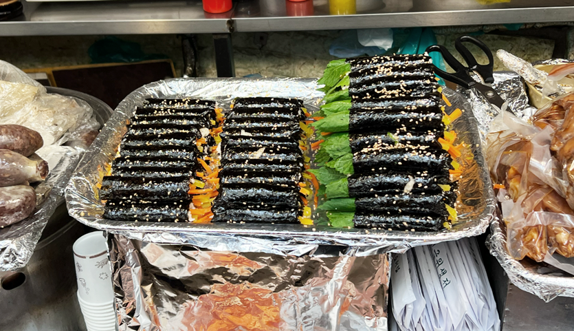 마약김밥이라 불리고 있는 광장시장의 대표 메뉴 모습. 사진=김선주 기자