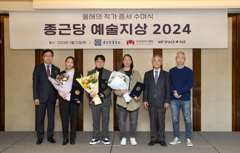 지난 12일 소공동 웨스틴 조선호텔에서 열린 ‘종근당 예술지상 2024 올해의 작가 증서 수여식에서 (왼쪽부터)이충관 한국메세나협회 사무처장, 장파 작가, 박웅규 작가, 박노완 작가, 김태영 종근당홀딩스 대표이사, 김노암 아트스페이스 휴 대표의 모습. 사진=종근당