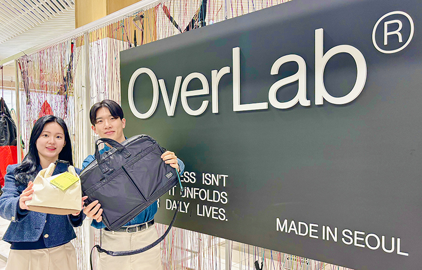 현대백화점 더현대 서울에서 직원들이 업사이클링 상품을 소개하고 있다. 사진=현대백화점