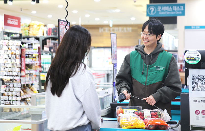 GS더프레시에서 고객이 농식품바우처를 이용해 상품을 구입하고 있다. 사진=GS리테일