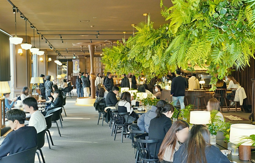 오픈 2주차를 맞아 여름 계절로 꾸민 가나 초콜릿 하우스 실내. 사진=롯데웰푸드