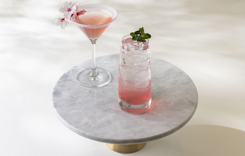 시그니엘 서울 더 라운지의 벚꽃 시즌 칵테일 2종(블라썸 마티니, 블라썸 하이볼). 사진=롯데
