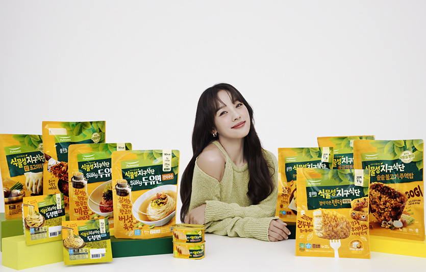 풀무원의 식물성 대안식 브랜드 지구식단과 홍보대사 가수 이효리. 사진=풀무원