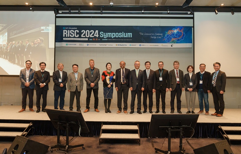 김경진 에스티팜 대표이사(사진 오른쪽에서 7번째)와 주요 연사들이 RISC 2024에서 기념사진을 촬영하고 있다. 사진=