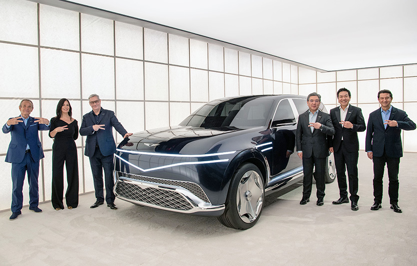 (왼쪽부터) 재키 익스 제네시스 브랜드 파트너, 클라우디아 마르케즈 제네시스 북미 COO, 루크 동커볼케 현대차그룹 CDO(글로벌 디자인 본부장) 겸 CCO(최고 크리에이티브 책임자), 장재훈 현대차 사장, 이상엽 현대·제네시스글로벌디자인담당 부사장, 호세 무뇨스 현대차 글로벌 COO가 네오룬 콘셉트 앞에서 사진 촬영을 하고 있다. 사진=제네시스