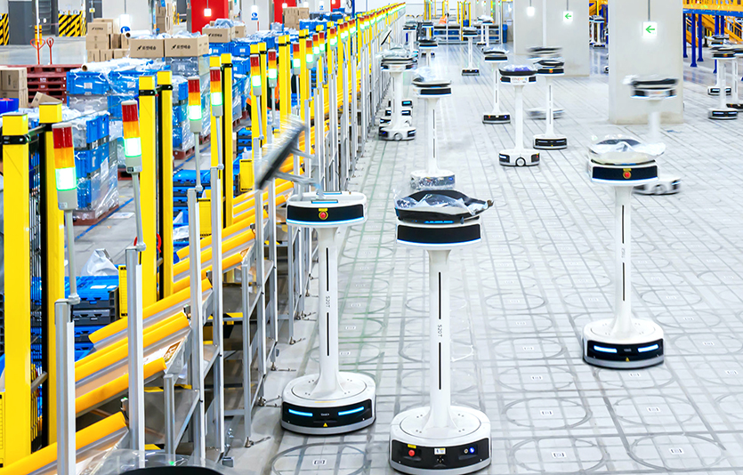 상품 포장지에 찍힌 운송장 바코드를 스캐너로 인식 후 배송지별로 상품을 분류하고 옮겨주는 ‘소팅 봇’. 사진=쿠팡