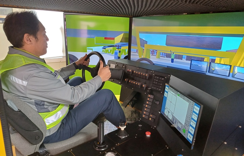 한화오션 거제사업장에 위치한 블록운반팀 VR 교육장에서 VR 기반 트랜스포터 시뮬레이터를 통해 트랜스포터 운행 실습을 진행하고 있다. 사진=한화오션