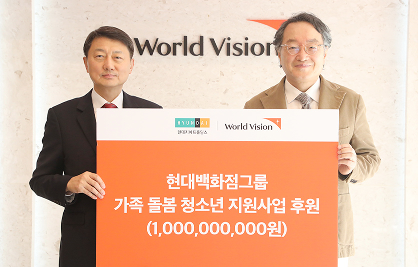 (왼쪽부터) 장호진 현대지에프홀딩스 사장과 조명환 월드비전 회장. 사진=현대백화점