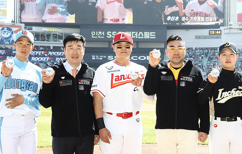 인천 SSG랜더스 필드에서 송현석 신세계푸드 대표, 추신수 선수, 민경삼 SSG랜더스 대표가 참여한 가운데 ‘추신水’ 생수 판매수익금 후원물품 전달식을 가졌다. 사진=신세계푸드