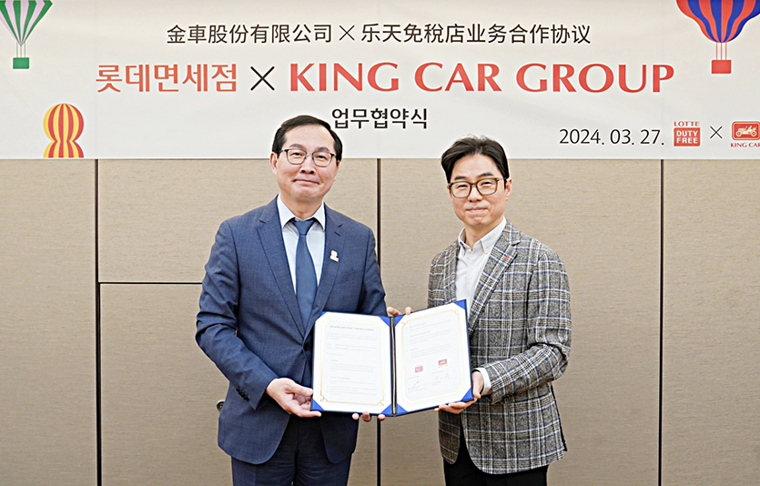 롯데면세점은 ‘카발란’의 제조사 킹카그룹과 전략적 업무협약을 체결하며 카발란 위스키 판로 확대에 나섰다. (왼쪽부터) 알버트 리 킹카그룹 대표이사와 이승국 롯데면세점 상품본부장. 사진=롯데면세점