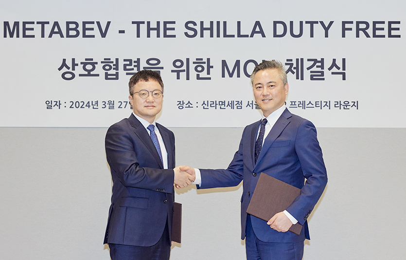 신라면세점이 메타베브코리아와 2030세대 주류 마니아층을 공략한다. (왼쪽부터) 김태호 호텔신라 TR부문장과 여인수 메타베브코리아 대표. 사진=신라면세점