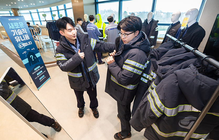 대한항공이 안전 현장 유니폼을 새롭게 바꾼다. 서울 강서구 본사에서 대한항공 직원들이 신규 안전 현장 유니폼을 시착해보는 모습. 사진=대한항공