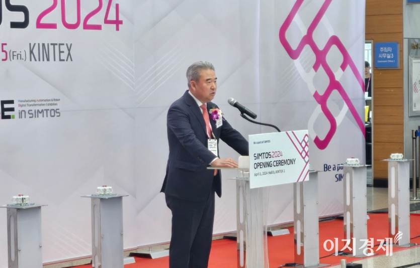 계명재 공작기계산업협회 회장이 ‘심토스 2024’ 개막 행사에서 개회사를 하고 있다. 사진=최준 기자