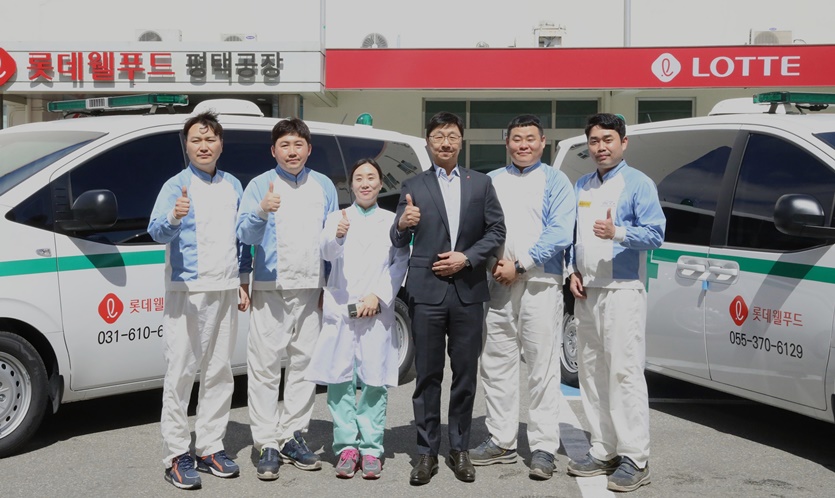 롯데웰푸드 이창엽 대표이사(사진 좌측에서 네번째)와 임직원들. 사진=롯데웰푸드