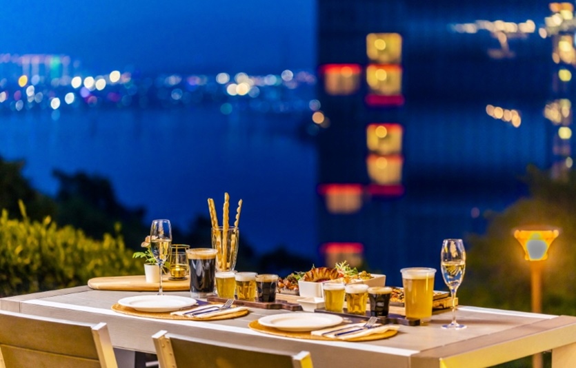 무제한 맥주와 즐기는 워커힐 호텔앤리조트의 ‘피자힐 골든 나이트’. 사진=워커힐