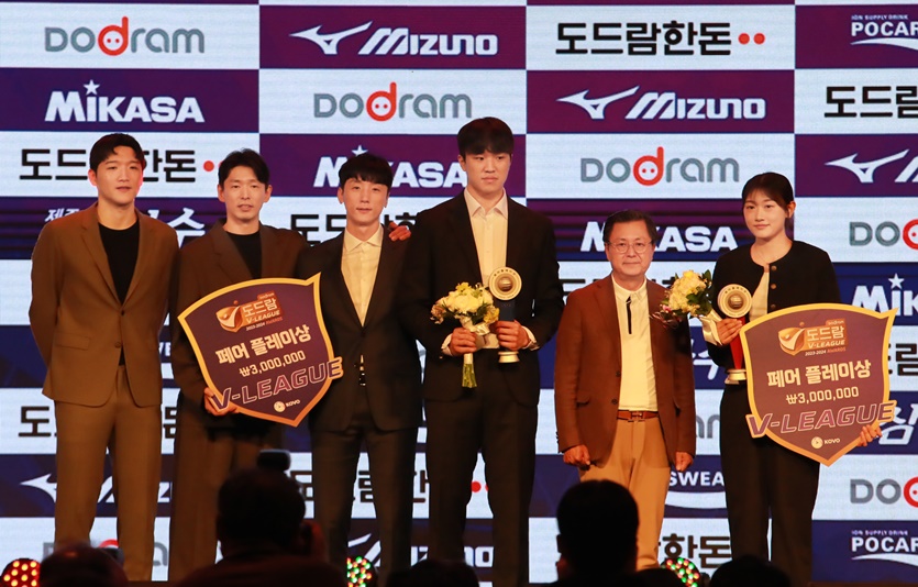 페어플레이상 시상자로 나선 조익성 동아오츠카 부회장이 남자부 대한항공 정지석(왼쪽부터), 한선수, 곽승석, 임동혁, 여자부 정관장 안예림(오른쪽)과 기념촬영을 하고 있다. 사진=동아오츠카