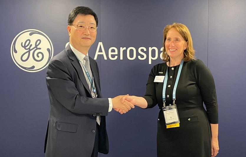HD현대중공업이 美 해양항공우주전시회에서 GE에어로스페이스와 ‘수출 함정에 최적화된 추진체계 개발을 위한 기술협약(MOU)‘을 체결했다. 사진=HD현대중공업