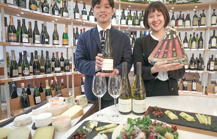 15일 오전 서울시 강남구에 위치한 현대백화점 압구정본점 지하1층 와인웍스 매장에서 직원들이 '로돌프 르므니에'의 치즈 플래터를 소개하고 있다. 사진=현대백화점