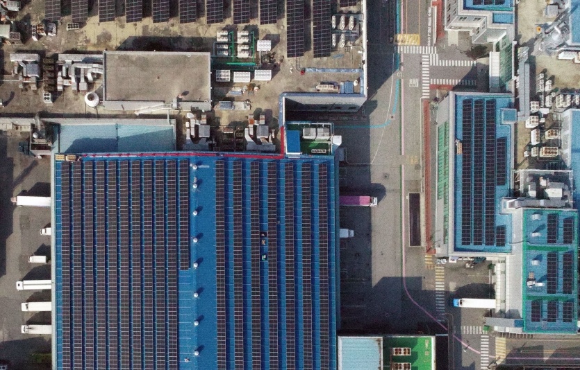 CJ제일제당 진천공장 지붕에 설치한 태양광 발전소 모습. 사진=HD현대에너지솔루션