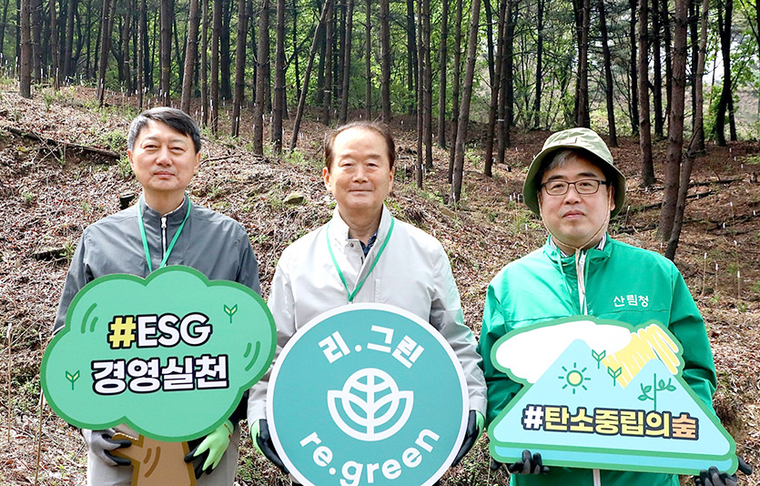 16일 경기도 용인시 처인구 백암면 박곡리 ‘탄소중립의 숲’에서 (왼쪽부터) 장호진 현대지에프홀딩스 사장, 허상만 사단법인 생명의숲 이사장, 임상섭 산림청 차장. 사진=현대백화점