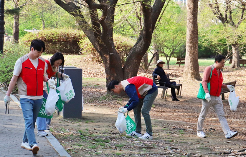 12일 서울 송파구 올림픽공원에서 롯데 유통군HQ 임직원들이 시티 플로깅을 진행하고 있다. 사진=롯데 유통군HQ