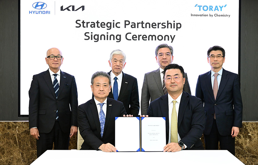 (첫째 줄 왼쪽부터) 츠네카와 테쯔야 도레이그룹 전무, 김흥수 GSO 부사장 (둘째 줄 왼쪽부터) 오오야 미츠오 도레이그룹 사장, 닛카쿠 아키히로 도레이그룹 회장, 장재훈 현대자동차 사장, 송호성 기아 사장. 사진=현대자동차그룹
