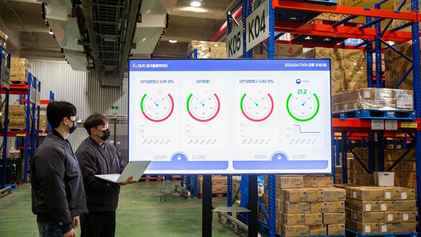 아워홈 동서울물류센터 직원들이 온도관리 사전예측 모델을 통해 실시간 모니터링하고 있다. 사진=아워홈