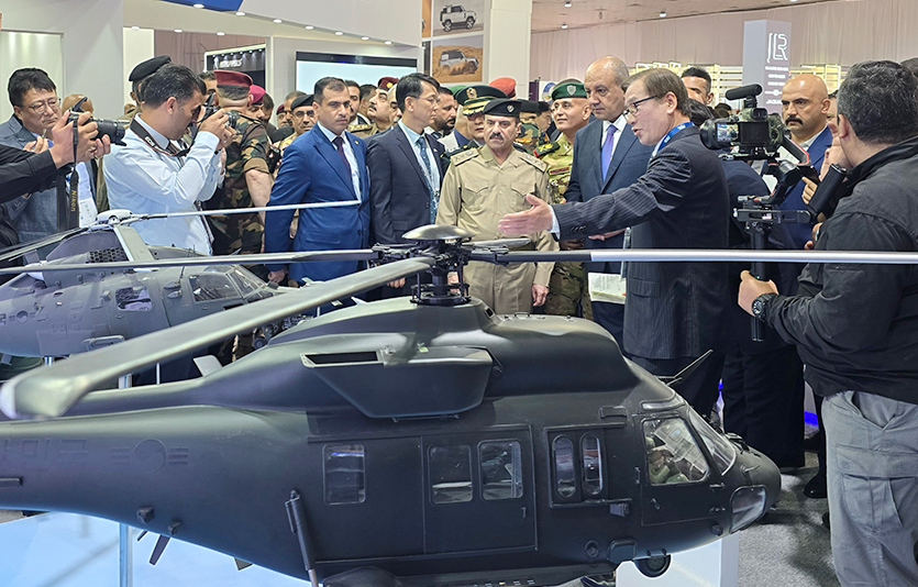 강구영 KAI 사장(오른쪽)이 타벳 알 아바시 이라크 국방장관 및 이라크 국방위원들에게 KUH(수리온)을 설명하고 있다. 사진=한국항공우주산업