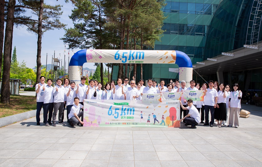 6.5km 걷기 캠페인 기념행사에서 동아에스티 김영설 부사장(두번째줄 왼쪽에서 10번째), 대한당뇨병학회 회장 박태선 교수(두번째줄 왼쪽에서 11번째), 대한당뇨병학회 및 당뇨병학연구재단 이사장 차봉수 교수(두번째줄 왼쪽에서 12번째) 등 캠페인 관계자들이 기념사진을 촬영하고 있다. 사진=동아쏘시오그룹