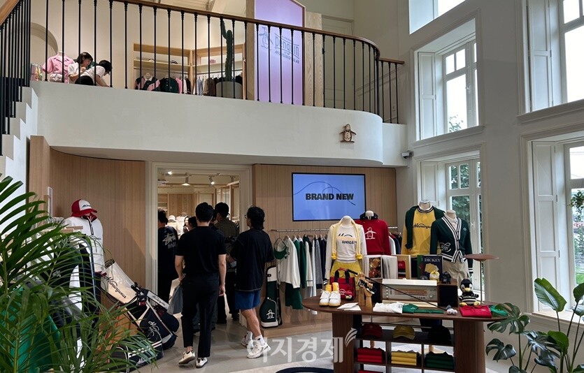 데상트코리아의 먼싱웨어(Munsingwear)가 2025년 새롭게 도약하기 위해 리브랜딩을 단행하고 이를 기념해 10일까지 콘셉트스토어를 운영한다. 사진=김선주 기자