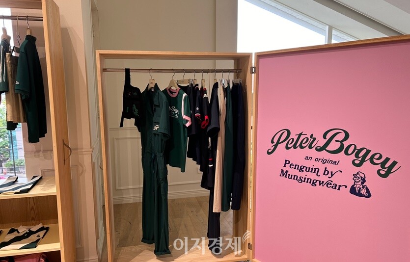 먼싱웨어는 젊은층과 남성 골퍼를 공략하기 위해 '펭귄 바이 먼싱웨어'를 론칭했다. 하우스 오브 먼싱 2층에 다양한 펭귄 바이 먼싱웨어 제품이 진열돼 있다. 사진=김선주 기자
