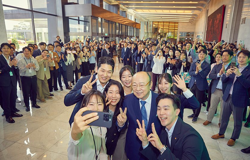 항상 현장에서 임직원들과 함께 소통하는 김승연 회장. 김 회장의 현장경영은 많은 임직원들로부터 호응을 얻고 있다. 사진=한화그룹