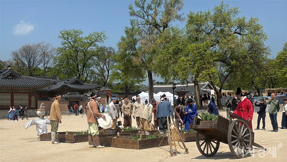 인지당 터에서 관람객 참여 행사를 진행하고 있다. 사진=이지경제